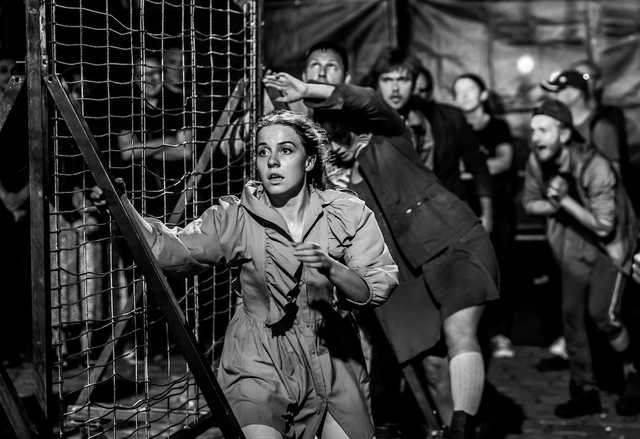 [FOTO] Plenerowe spektakle, strefa zabaw dla dzieci, spacer śladami murów obronnych. Trwa Festiwal Teatru Otwartego