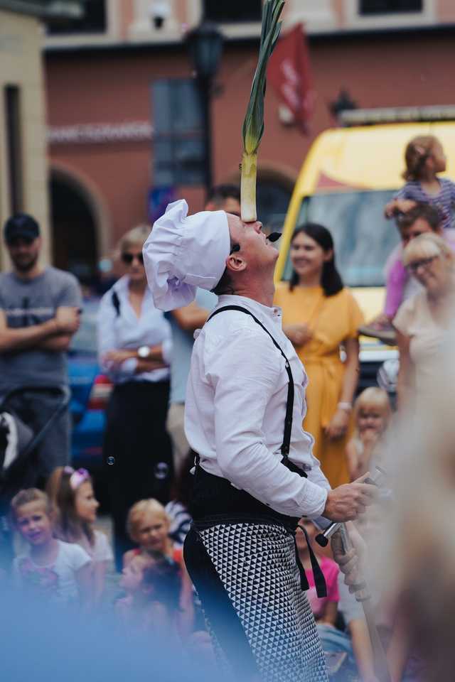 [FOTO] Plenerowe spektakle, strefa zabaw dla dzieci, spacer śladami murów obronnych. Trwa Festiwal Teatru Otwartego