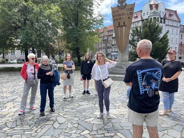 [FOTO] Plenerowe spektakle, strefa zabaw dla dzieci, spacer śladami murów obronnych. Trwa Festiwal Teatru Otwartego