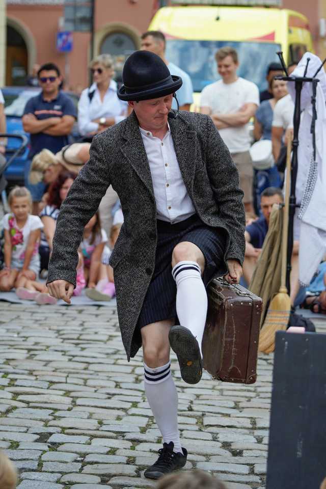 [FOTO] Plenerowe spektakle, strefa zabaw dla dzieci, spacer śladami murów obronnych. Trwa Festiwal Teatru Otwartego