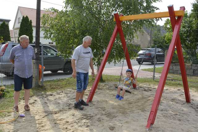 [FOTO] Gratka dla najmłodszych mieszkańców Żelazowa. Otwarto nowy plac zabaw