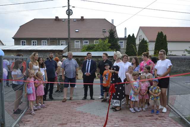 [FOTO] Gratka dla najmłodszych mieszkańców Żelazowa. Otwarto nowy plac zabaw