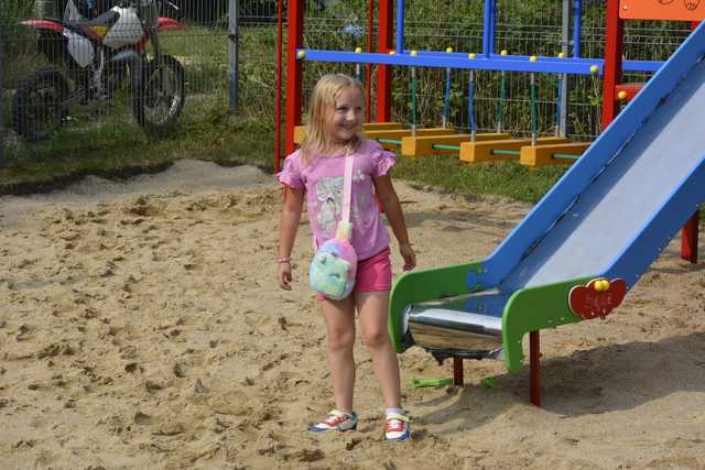 [FOTO] Gratka dla najmłodszych mieszkańców Żelazowa. Otwarto nowy plac zabaw