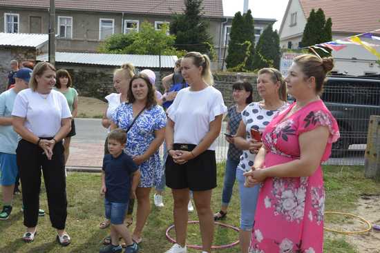 [FOTO] Gratka dla najmłodszych mieszkańców Żelazowa. Otwarto nowy plac zabaw