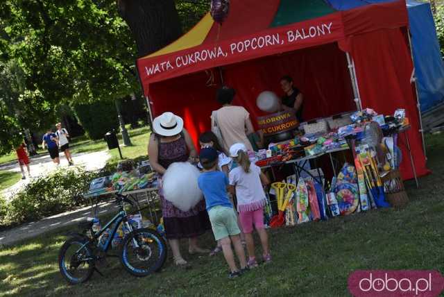 [FOTO] Park Miejski zamienił się w miejsce integracji pokoleń. Trwa piknik pełen atrakcji i dobrej muzyki