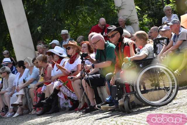 [FOTO] Park Miejski zamienił się w miejsce integracji pokoleń. Trwa piknik pełen atrakcji i dobrej muzyki
