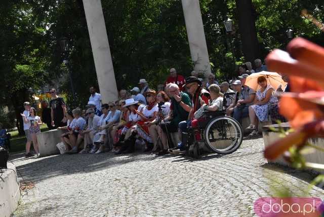 [FOTO] Park Miejski zamienił się w miejsce integracji pokoleń. Trwa piknik pełen atrakcji i dobrej muzyki