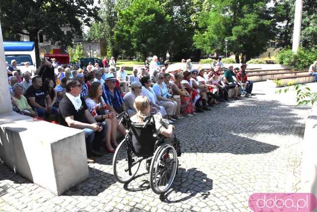 [FOTO] Park Miejski zamienił się w miejsce integracji pokoleń. Trwa piknik pełen atrakcji i dobrej muzyki