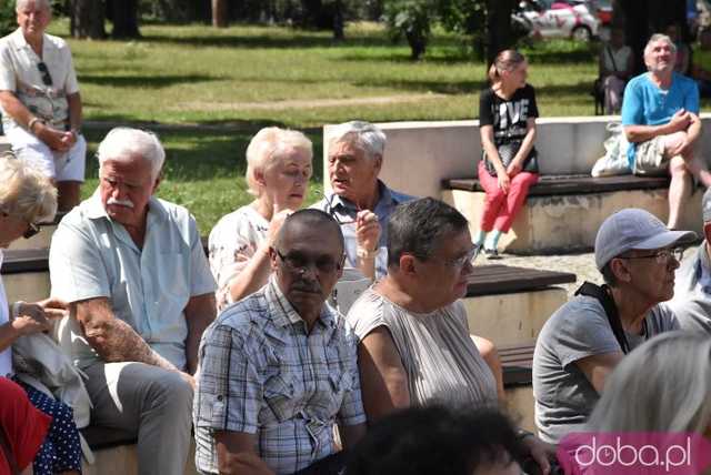 [FOTO] Park Miejski zamienił się w miejsce integracji pokoleń. Trwa piknik pełen atrakcji i dobrej muzyki