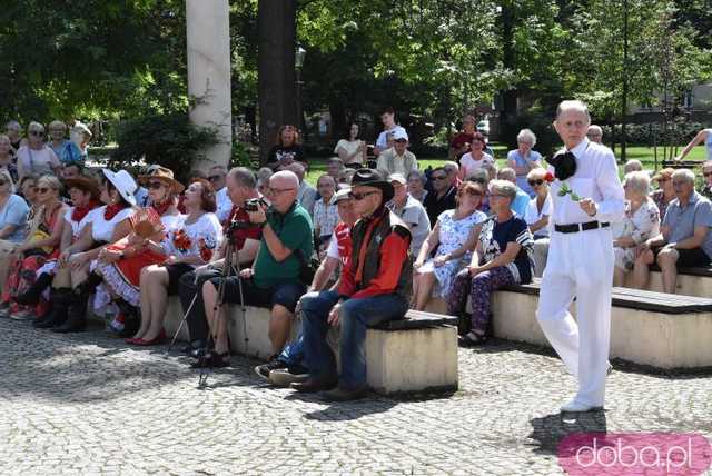 [FOTO] Park Miejski zamienił się w miejsce integracji pokoleń. Trwa piknik pełen atrakcji i dobrej muzyki