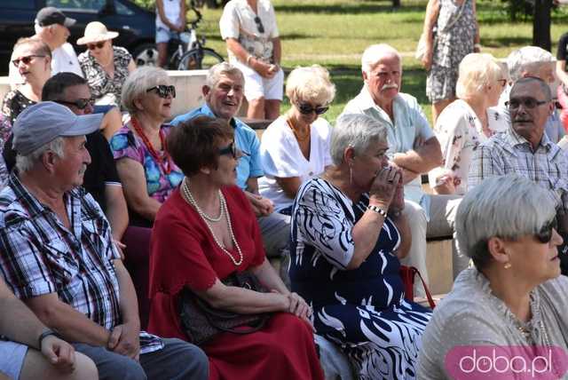 [FOTO] Park Miejski zamienił się w miejsce integracji pokoleń. Trwa piknik pełen atrakcji i dobrej muzyki