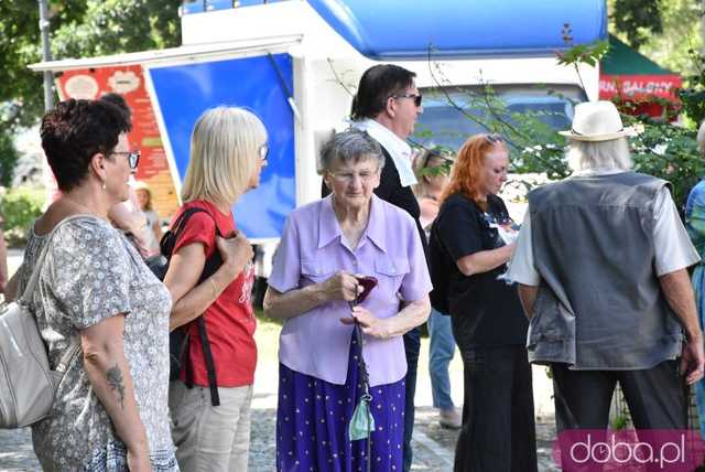 [FOTO] Park Miejski zamienił się w miejsce integracji pokoleń. Trwa piknik pełen atrakcji i dobrej muzyki
