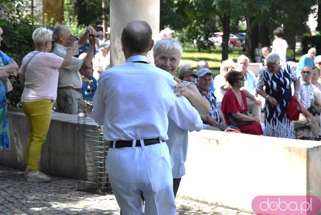[FOTO] Park Miejski zamienił się w miejsce integracji pokoleń. Trwa piknik pełen atrakcji i dobrej muzyki