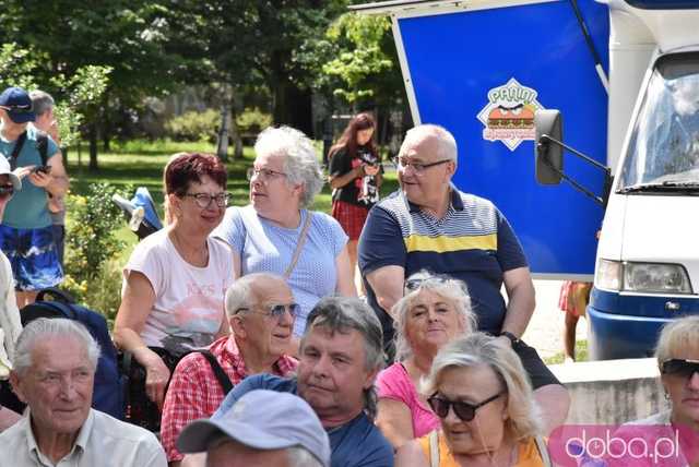 [FOTO] Park Miejski zamienił się w miejsce integracji pokoleń. Trwa piknik pełen atrakcji i dobrej muzyki