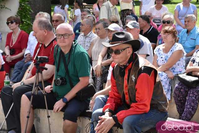 [FOTO] Park Miejski zamienił się w miejsce integracji pokoleń. Trwa piknik pełen atrakcji i dobrej muzyki