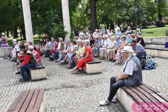 [FOTO] Park Miejski zamienił się w miejsce integracji pokoleń. Trwa piknik pełen atrakcji i dobrej muzyki