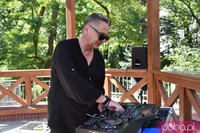 [FOTO] Nuty klasycznych kompozytorów, deep house i dźwięki podróży wybrzmiały z Muzycznej Altany w Parku Młodzieżowym