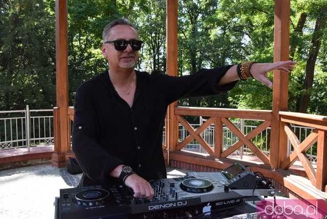 [FOTO] Nuty klasycznych kompozytorów, deep house i dźwięki podróży wybrzmiały z Muzycznej Altany w Parku Młodzieżowym