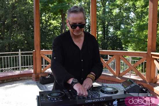 [FOTO] Nuty klasycznych kompozytorów, deep house i dźwięki podróży wybrzmiały z Muzycznej Altany w Parku Młodzieżowym