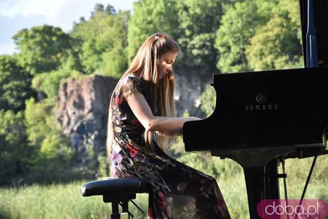 [FOTO] Utwory Chopina w wykonaniu utytułowanej pianistki wybrzmiały w samym sercu kamieniołomu