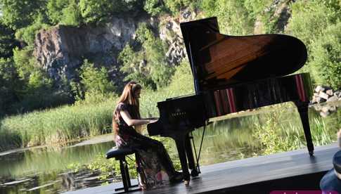 [FOTO] Utwory Chopina w wykonaniu utytułowanej pianistki wybrzmiały w samym sercu kamieniołomu