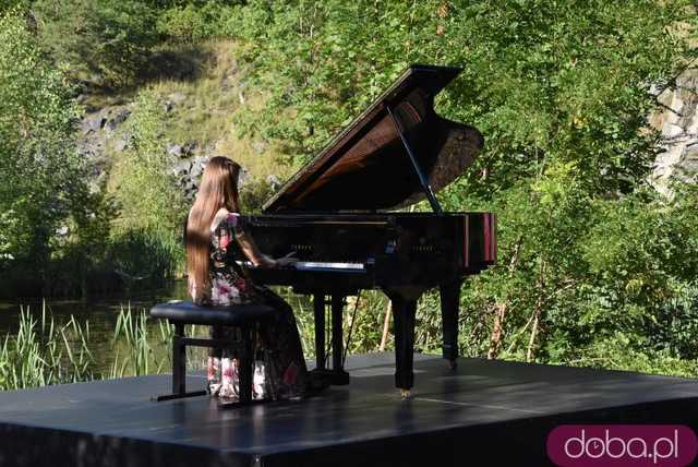 [FOTO] Utwory Chopina w wykonaniu utytułowanej pianistki wybrzmiały w samym sercu kamieniołomu