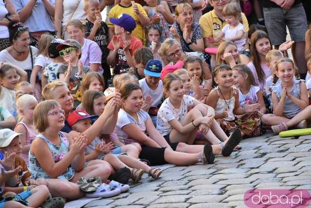 [FOTO] Uliczne przedstawienia, koncert i wernisaż wystawy na zakończenie 26. Festiwalu Teatru Otwartego