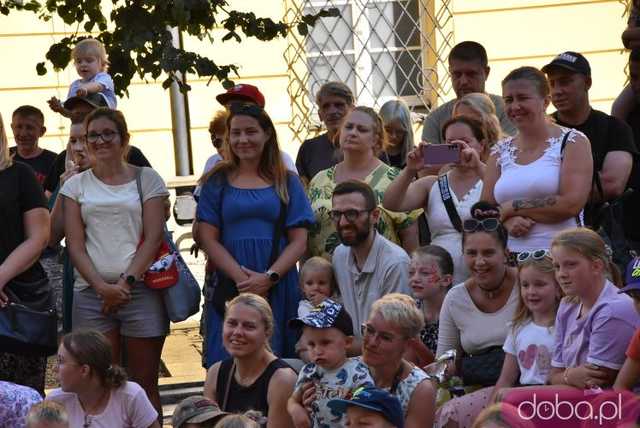 [FOTO] Uliczne przedstawienia, koncert i wernisaż wystawy na zakończenie 26. Festiwalu Teatru Otwartego