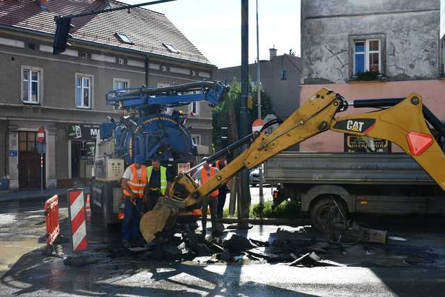 [FOTO] Uwaga na utrudnienia! Awaria sieci wodociągowej w Świebodzicach