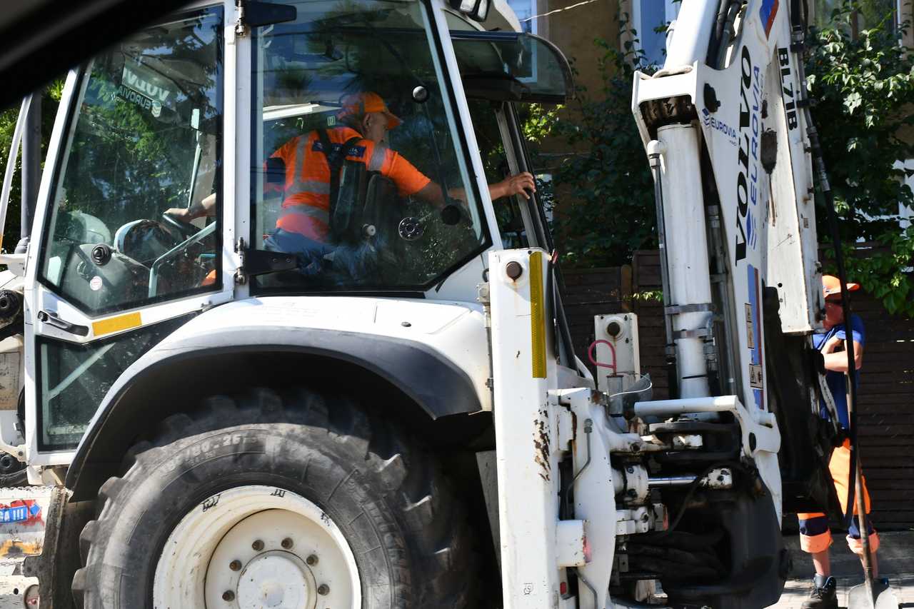 [FOTO] Kilka miesięcy po przebudowie drogowcy zdarli asfalt. Urząd Miasta odpowiada