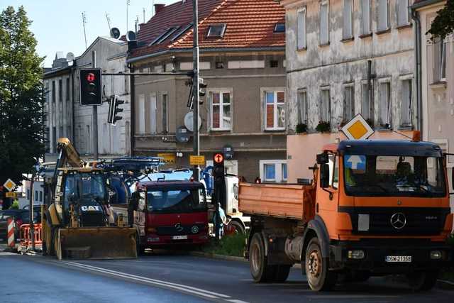 [FOTO] Kilka miesięcy po przebudowie drogowcy zdarli asfalt. Urząd Miasta odpowiada