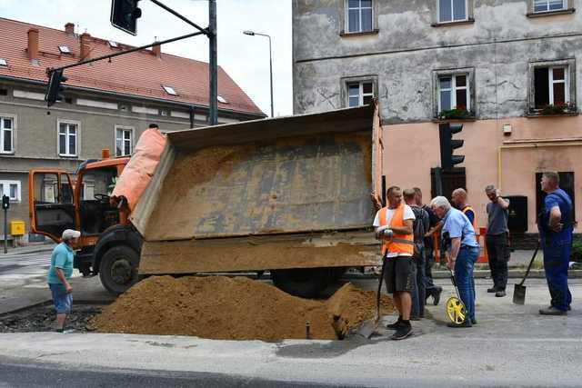 [FOTO] Kilka miesięcy po przebudowie drogowcy zdarli asfalt. Urząd Miasta odpowiada