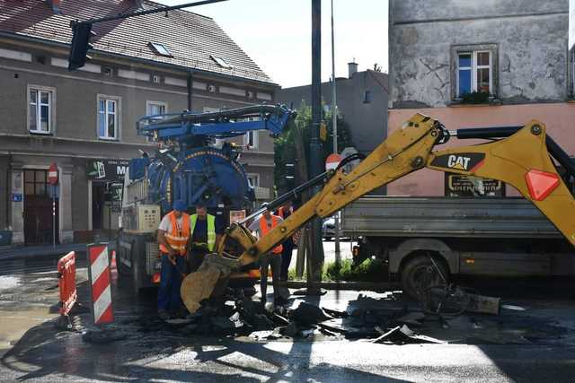 [FOTO] Kilka miesięcy po przebudowie drogowcy zdarli asfalt. Urząd Miasta odpowiada