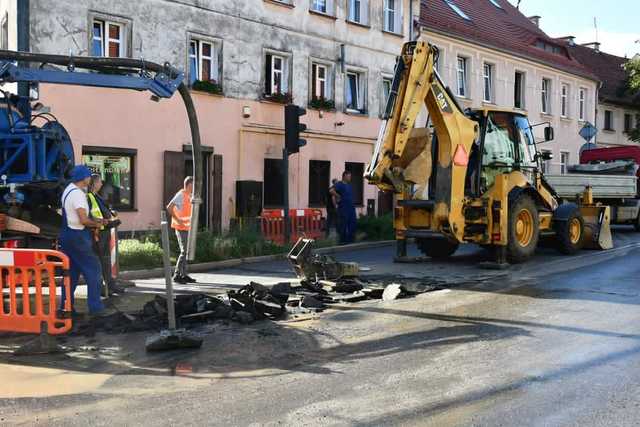 [FOTO] Kilka miesięcy po przebudowie drogowcy zdarli asfalt. Urząd Miasta odpowiada