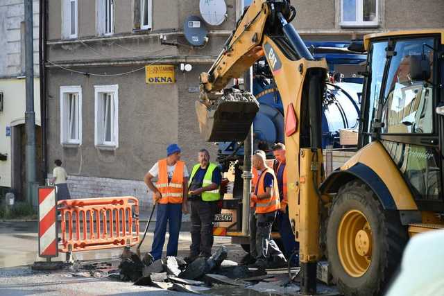 [FOTO] Kilka miesięcy po przebudowie drogowcy zdarli asfalt. Urząd Miasta odpowiada