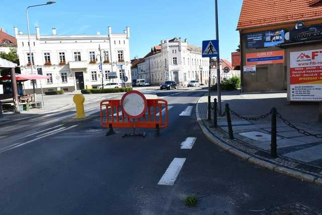 [FOTO] Kilka miesięcy po przebudowie drogowcy zdarli asfalt. Urząd Miasta odpowiada