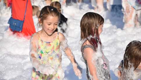 [WIDEO/FOTO] Mydlane szaleństwo i masa podziękowań podczas 7. Mydlanego Park Festiwalu i jubileuszu Fundacji Inicjatywa B