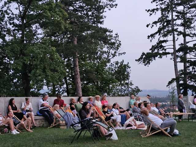 [FOTO] Obejrzeli komedię romantyczną pod gwiazdami w murach Fortu Gaj