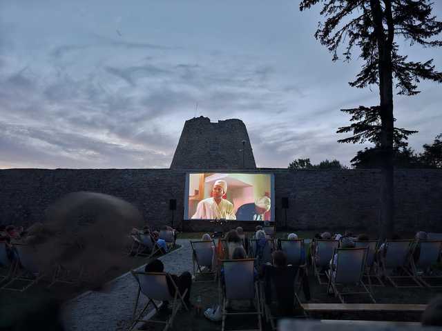 [FOTO] Obejrzeli komedię romantyczną pod gwiazdami w murach Fortu Gaj