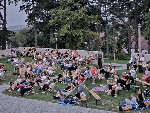 [FOTO] Obejrzeli komedię romantyczną pod gwiazdami w murach Fortu Gaj