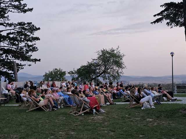 [FOTO] Obejrzeli komedię romantyczną pod gwiazdami w murach Fortu Gaj