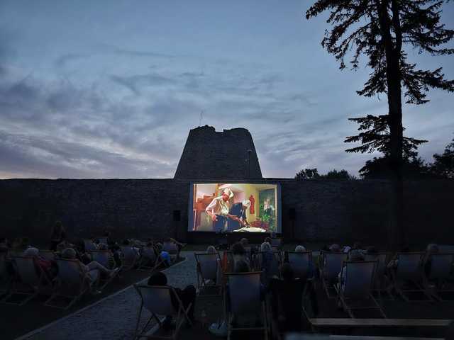 [FOTO] Obejrzeli komedię romantyczną pod gwiazdami w murach Fortu Gaj