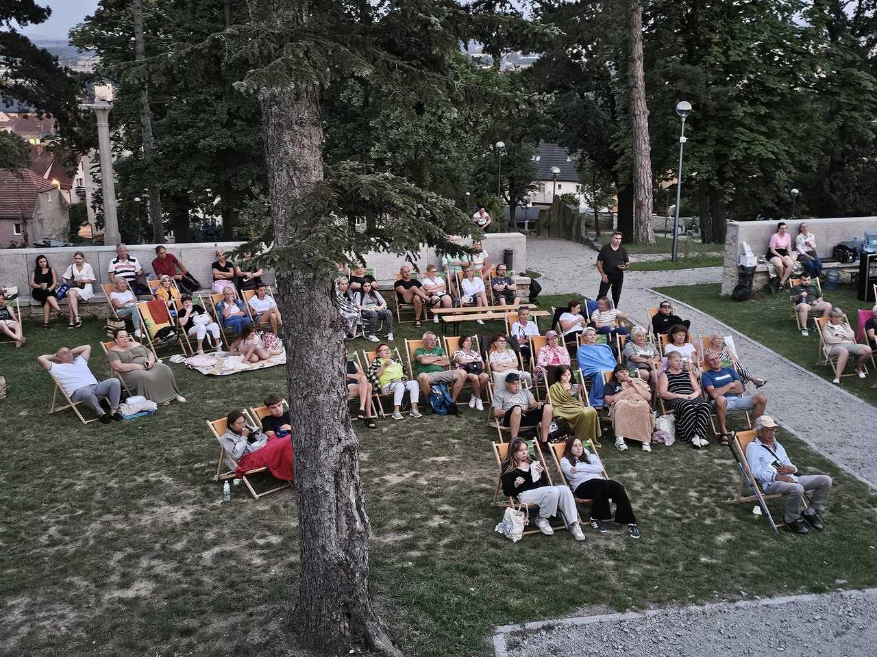 [FOTO] Obejrzeli komedię romantyczną pod gwiazdami w murach Fortu Gaj