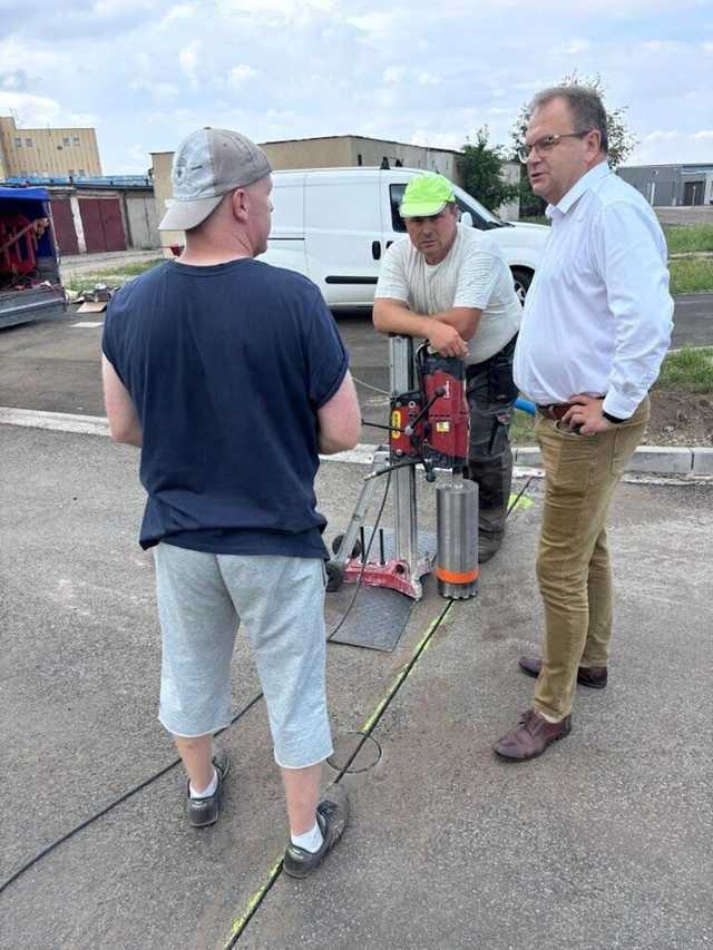 [FOTO] Montaż oświetlenia ostrzegawczego, likwidacja stoisk na targowisku, prace w ogrodzie MDK. Przegląd miejskich inwestycji