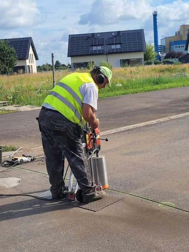 [FOTO] Montaż oświetlenia ostrzegawczego, likwidacja stoisk na targowisku, prace w ogrodzie MDK. Przegląd miejskich inwestycji