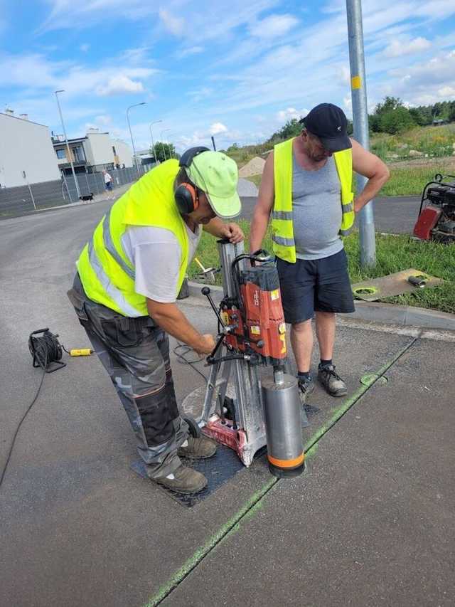 [FOTO] Montaż oświetlenia ostrzegawczego, likwidacja stoisk na targowisku, prace w ogrodzie MDK. Przegląd miejskich inwestycji