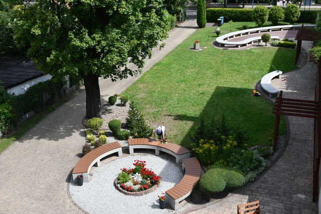 [FOTO] Montaż oświetlenia ostrzegawczego, likwidacja stoisk na targowisku, prace w ogrodzie MDK. Przegląd miejskich inwestycji