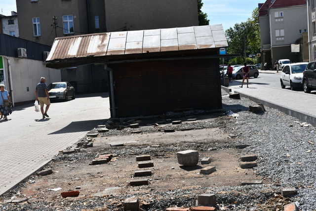 [FOTO] Montaż oświetlenia ostrzegawczego, likwidacja stoisk na targowisku, prace w ogrodzie MDK. Przegląd miejskich inwestycji
