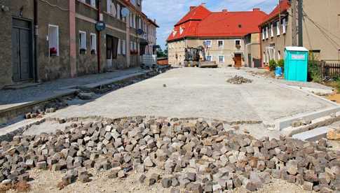 [FOTO] Przebudowa ul. Kościelnej w Dobromierzu na półmetku