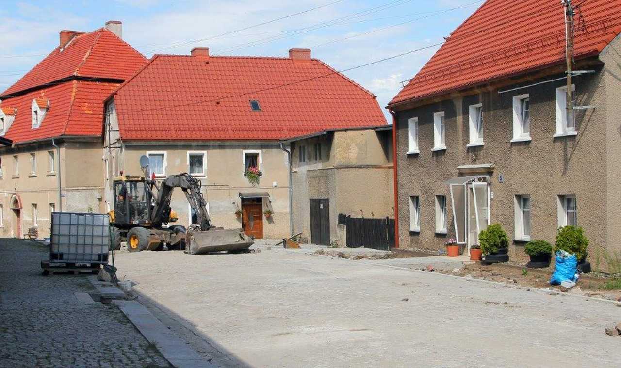 [FOTO] Przebudowa ul. Kościelnej w Dobromierzu na półmetku